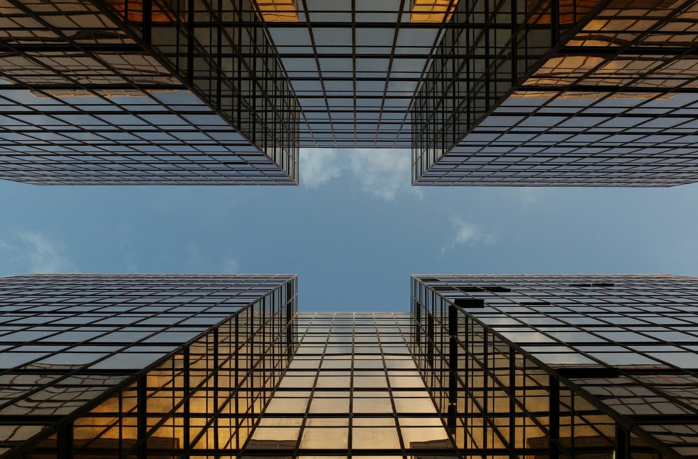 Façades de verre dans la lumière du soir