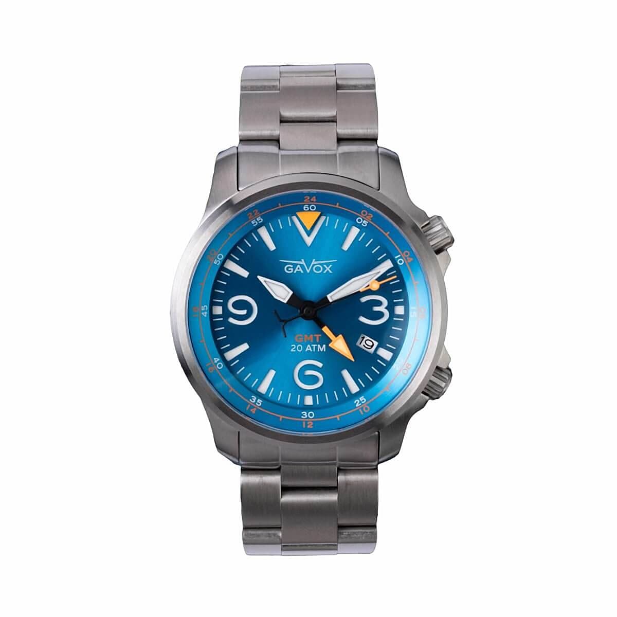 Montre de poche ancienne posée sur fond clair